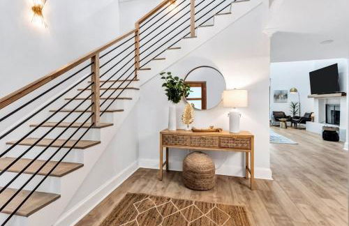 Lakefront Luxe 6BR 4B Home with Pool & Hot Tub - Foto 6