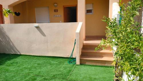 Bajo con jardín a pie de playa y piscina comunitaria con jacuzzi - Foto 4, Garden, Garden view