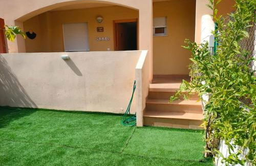 Bajo con jardín a pie de playa y piscina comunitaria con jacuzzi - Foto 6