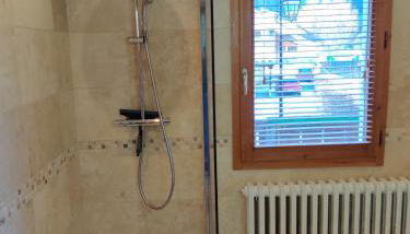 Spacious Ski Chalet In Traditional French Village, sleeps 8, Four Star with fibre broadband - Photo 3, Shower