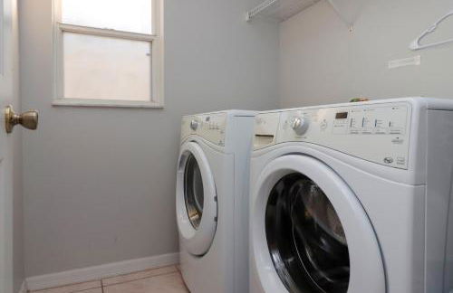 Sunny South Facing Pool with Hot Tub and Lake View Near Disney - Foto 42