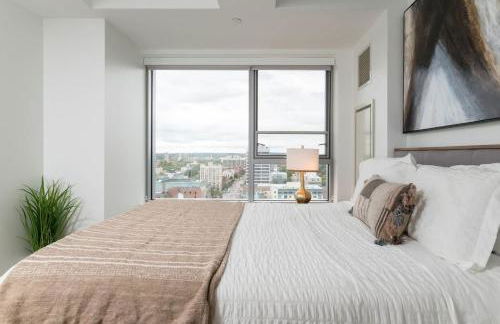 High Rise Retreat w City Skyline Views Shared Gym - Photo 8