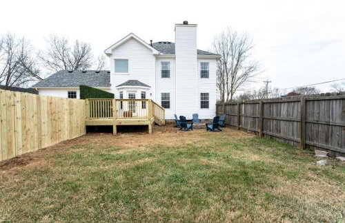 Stylish New 3BR 2.5BA Fire Pit Fence yard - Foto 33