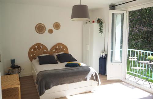 Terrasse, vue sur jardin arboré et place de parking - Foto 1