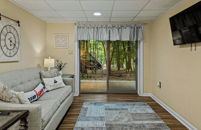Frolic on Fern by Avantstay Enclosed Deck w/ Forest Views, Bar - Foto 100