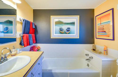 Bayfront Port Hadlock Retreat with Grill and Deck! - Foto 11