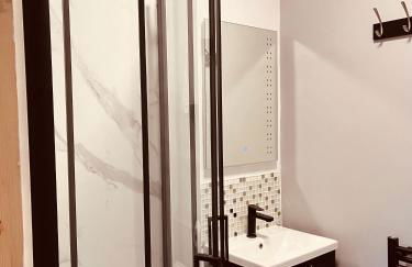 Spacious 5 Bedroom Home in Central Kidderminster with Private Parking and Electric Vehicle Facilities, Easy Access to Birmingham and Nearby Towns - Foto 46