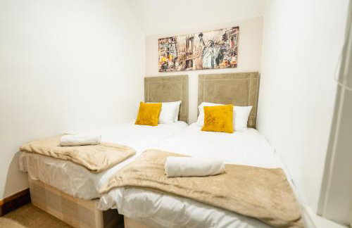 4BR 2Bath Home -Hot Tub, Free Parking & Games Room - Foto 28