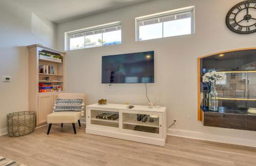 Luxe Pasadena Casita with Fireplace and Grill - Photo 3