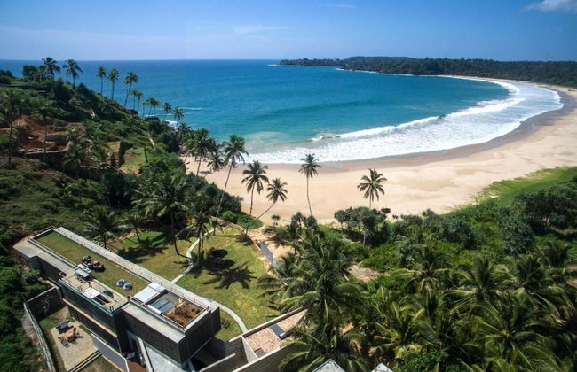 Modern Beach Villa With Roof Garden - Photo 1