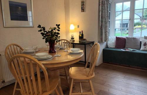 Rural Farm Stay with 6 cottages, 4 miles to Barnstaple, Pet friendly, Daily animal experiences, Outdoor heated pool, Games barn, Free fast WiFi, Free parking - Foto 56