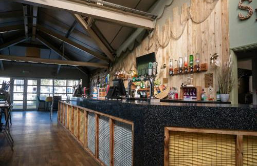 288, Two bed Chalet on Belle Aire Holiday Park - With private veranda, sleeps 5, pet friendly, free Wi-Fi, bed linen and towels included and onsite entertainment available - Foto 26