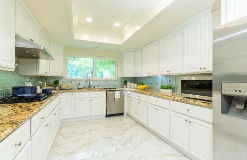 Luxury Pool Home in Glendora Foothills Retreat - Photo 8