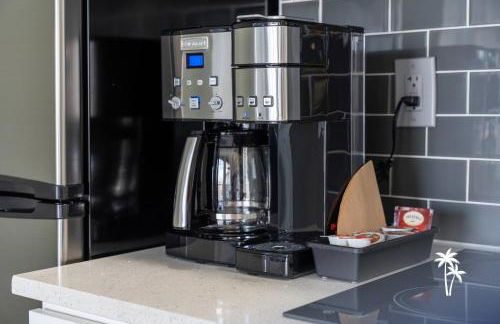 Lake View Top Floor 2 Bed 2 Bath Condo with Balcony - Foto 19