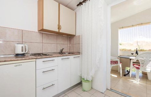 1 Bedroom Nice Apartment In Dinjiska - Foto 12