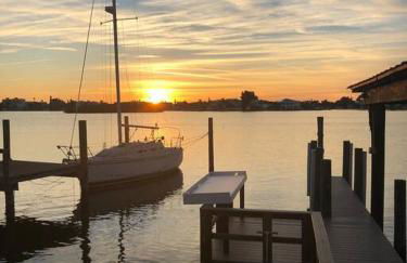 Amazing water front view home newly renovated 3BD 2BTH - Foto 46