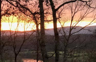 Riverbend Lodge Spacious Riverfront Home with Hot Tub Pool & Mountain view - Foto 9