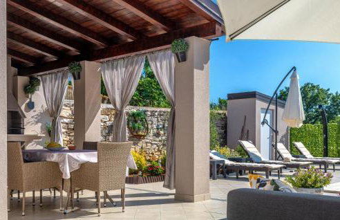 Gorgeous Home In Kresini With Wifi - Photo 2