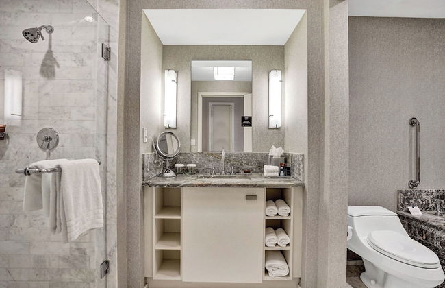 Elegant Beachfront Condo: Your Perfect Getaway! - Photo 19