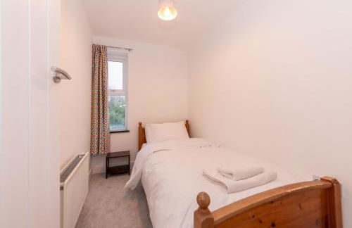 Charming Modern Home in Central Wokingham - Pass the Keys - Foto 3