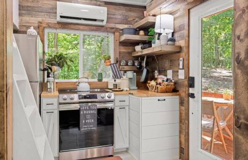 Rustic Cabin Retreat - Cozy Stove & Fresh Eggs - Foto 10