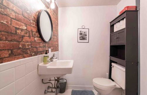 1918 Duplex with Character City Center - Foto 16