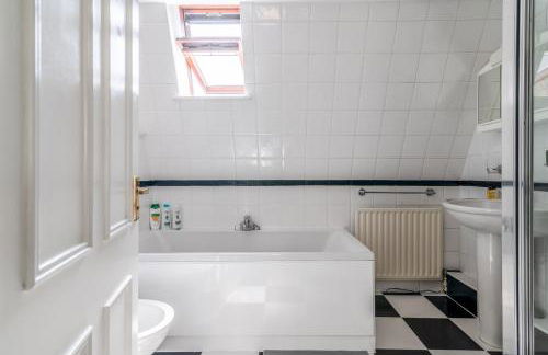 Charming 3-Bedroom London Townhouse Balcony - Foto 15