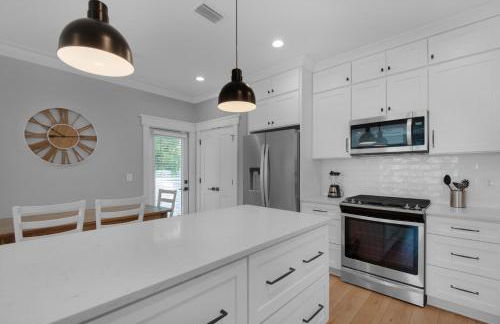 Golf Cart, 3 King Beds, Covered Rooftop Area, Half Mile to Beach! - Foto 16