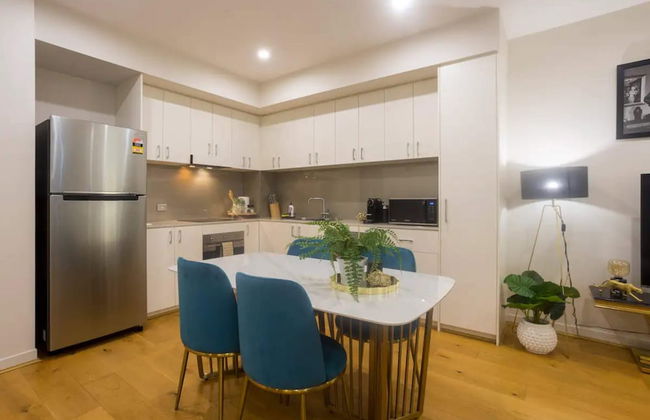 Brilliant 3 Month Corporate Rental With Balcony - Photo 4