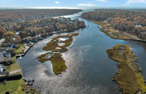 Waterfront Retreat with Private Dock and Fire Pit, Sleeps 8, Outdoor Dining, Spa-Style Primary, Gourmet Kitchen with Dual Dishwashers, Gas Fireplace, River Views, Bright Open Layout, Central AC, Perfect Coastal Escape for Families, 24 Hr Hospitality - Foto 71