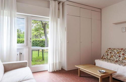 HOST4U - Loft del GARDA Residence with Pool, Front Lake Building - Foto 6