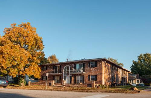 Luxurious 2-Bedroom Abode with Elevated Comforts Near Main Street - Foto 10