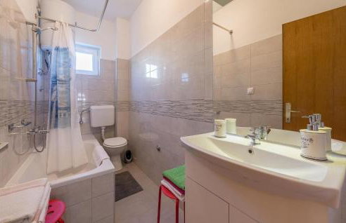 Gorgeous Apartment In Stara Vas - Photo 18