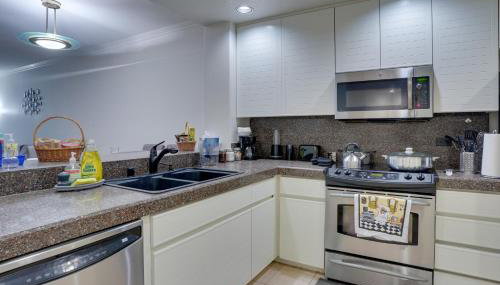 Serene Irvine Retreat with Heated Pool Access! - Foto 3