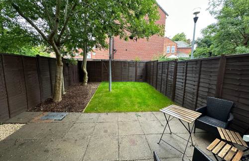 Comfortable 3 Bed House with Garden & Parking - Foto 17