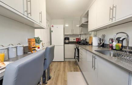 Elegant & Serene 3-BR Retreat Minutes from Heathrow Airport-London- Slough central-Legoland-Ascot-Windsor for Contractors-Families-Relocators-Businesses - Foto 62