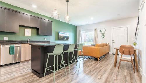 Basecamp Stays: Unique Townhome Views from Porch - Foto 5