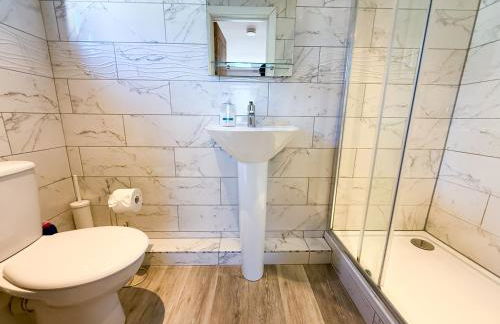 INACTIVE The A 1 Bedroom Apartment by AltoLuxoExperience Short Lets & Serviced Accommodation with Parking & Wifi - Foto 8