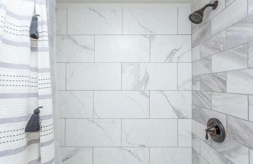 In The Woods - 5 BR Chalet with Game Room, Fire Table and Hot Tub - Foto 33