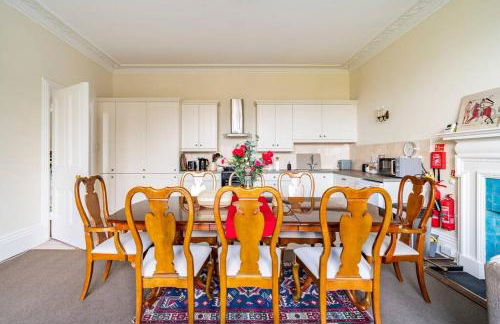 Perfect Family & Friends Home, Free Parking Security Onsite - Photo 35