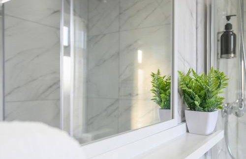 Lower Wortley 3 - Couples Haven with a Shared Kitchen - Pass the Keys - Photo 15