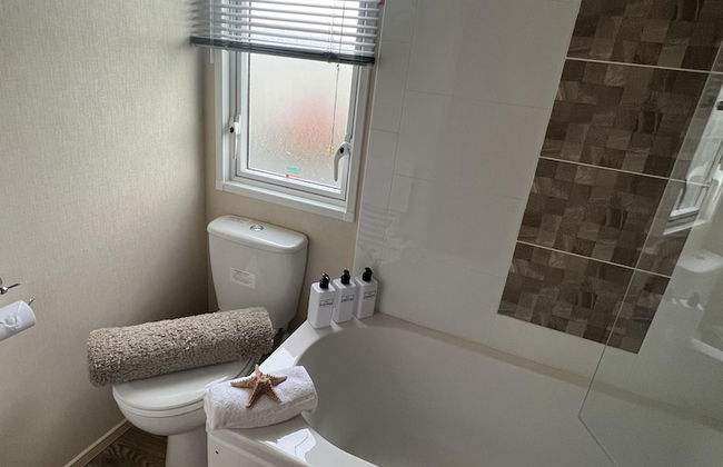 2 Bed Caravan - Sleeps 6 - Parking - Pets - Photo 18