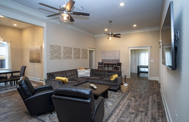 Brand NEW Large Impressive House Near Downtown! - Photo 19