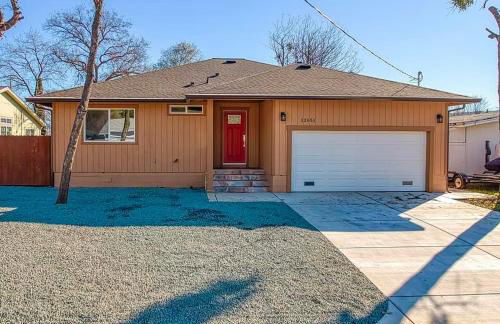 Lakefront Retreat • Private Yard + Fireplace - Foto 16