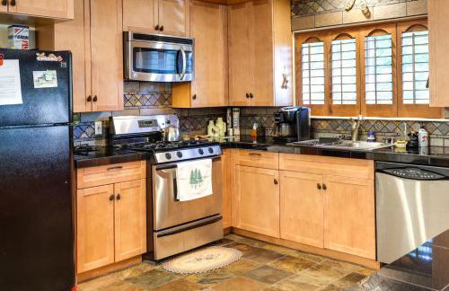 Cozy Mi-Wuk Village Cabin with Deck! - Foto 8