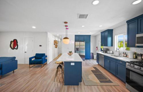 NEW Retro Escape 70's Vibes Wellness Game Room - Foto 18