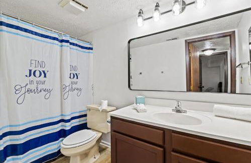 3BR Townhouse with Free Parking Near Downtown Ohio - Foto 18