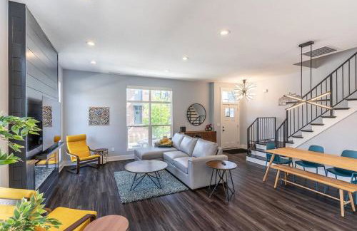 Lux Home 5 mins to Grand Park with Private Garage-Family Friendly - Foto 1