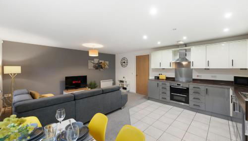 Deluxe 2-Bedroom Serviced Apartment with Free Parking - Foto 2, stove, pet friendly, minibar