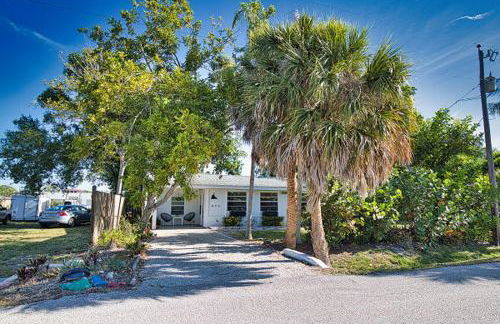 Pet Friendly & Firepit Minutes to Beach Sleeps 6 - Foto 23